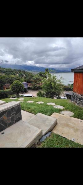Cabaña parejas frente al lago